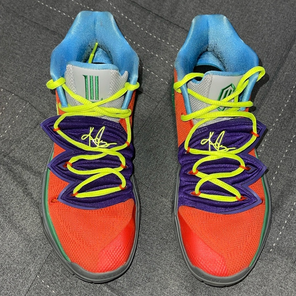 KYRIE 2  “WHAT THE” (CUSTOM DESIGNED) MENS 8 1/2   BALL LIFE 🏀. Like New. W/BOX